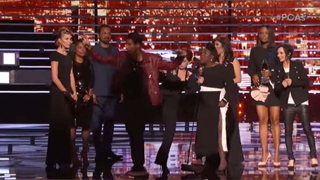 Sharon Osbourne kicks crasher off stage during People's Choice Awards