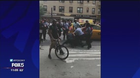 Teens brawl with NYPD officers in Manhattan