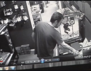Crook_robs_music_store_0_20160428031912-404959