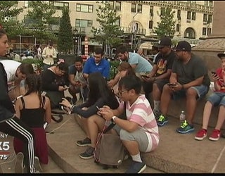 Pokemon_Go_players_clog_plaza_0_20160824024238