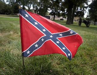 GETTY Confederate flag-404023