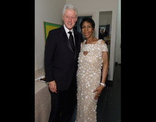 getty-aretha and bill clinton-083018-65880