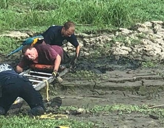 Man_rescued_from_mud_with_parrot_on_shou_0_20180814093656-401385