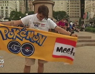Pokemon_Go_players_clog_plaza_1_20160824024240