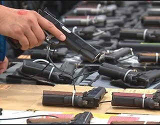handgun_gunshow-401720.jpg