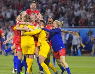 USWNT after beating England_GETTY_1562370150764.jpg-400801.jpg