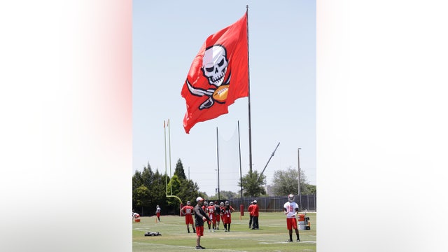 Man tries to burn Buccaneers team flag after loss