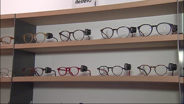 Sunglass brand shuns high price, attracts celebrities