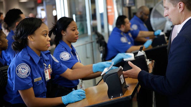 US searches of phones, laptops at airports rising, suit says