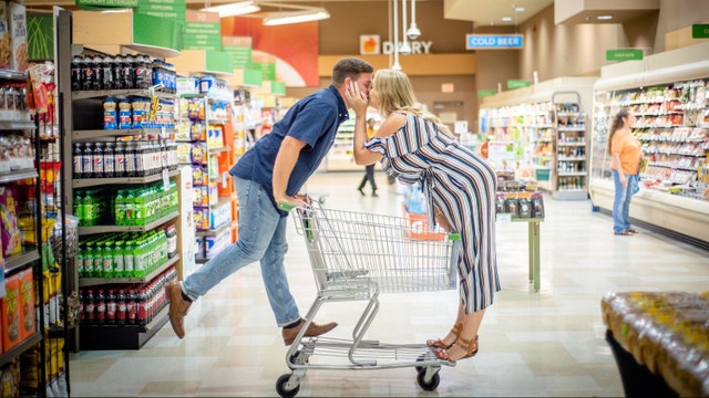 Couple takes adorable engagement photos in Publix store where they met