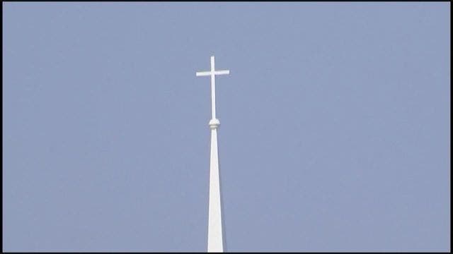 Woman's statue of the Virgin Mary appears to weep