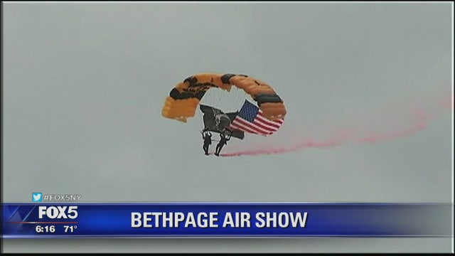 Thousands gather to Jones Beach for Bethpage Air Show