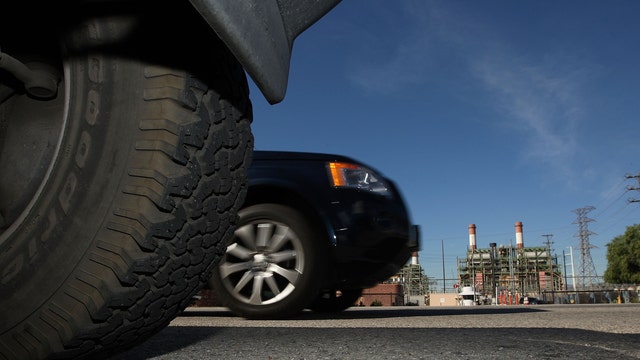 2 cars spend over an hour fighting for parking spot in Los Angeles, viral video shows