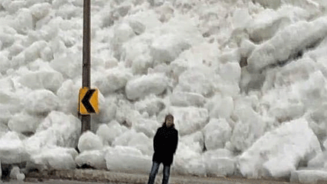Massive ice piles on shores of Niagara River