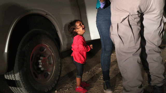 Migrant girl in photo was never separated from mother