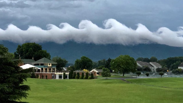 Extremely rare clouds that look like ocean waves photographed over Virginia mountains