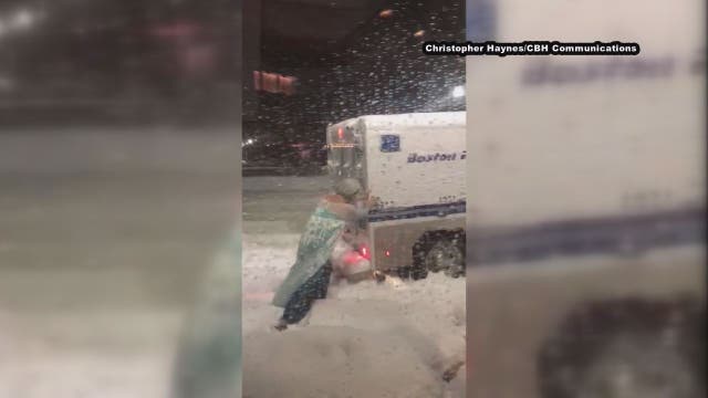 Man dressed as Elsa from ‘Frozen' helps push police van out of snow in Boston (VIDEO)