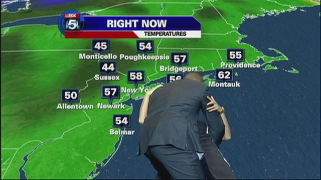 Mike Woods, Ines Rosales re-enact 'kiss cam'