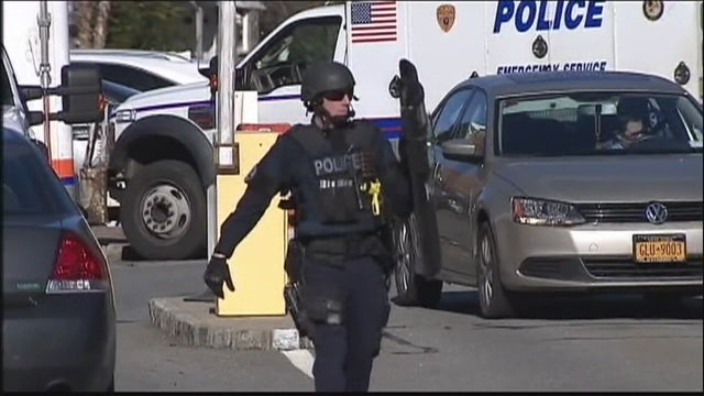 2 cops hurt pursuing bank robbery suspects