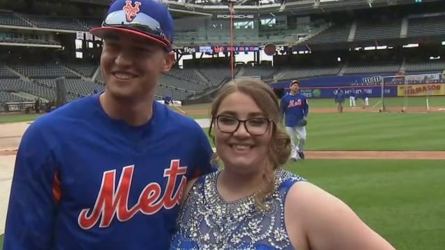 Teen has 'prom' with Mets at Citi Field
