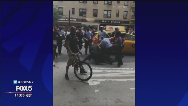 Teens brawl with NYPD officers in Manhattan