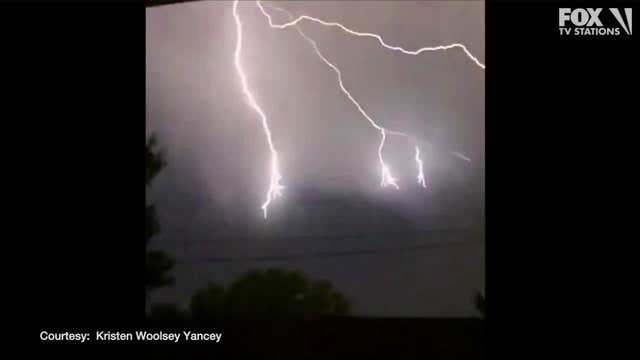 Video: Flashes of lightning branch out across the sky