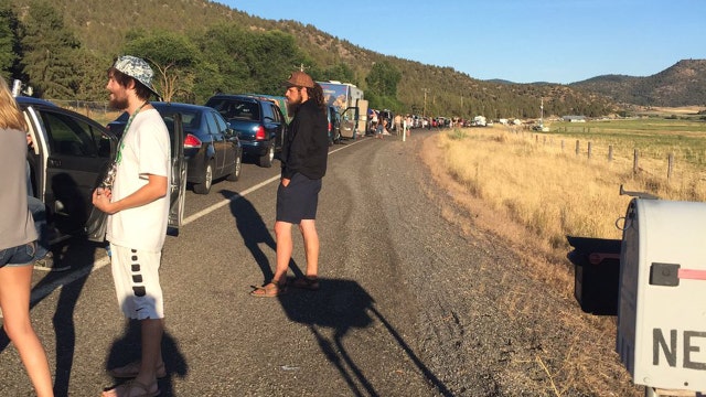 Eclipse enthusiasts create traffic jam in Oregon