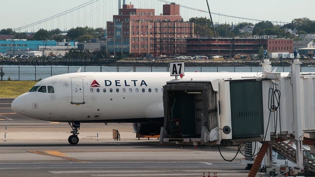Delta, United ending group travel discount for NRA members