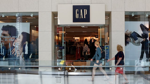 Gap closing hundreds of stores