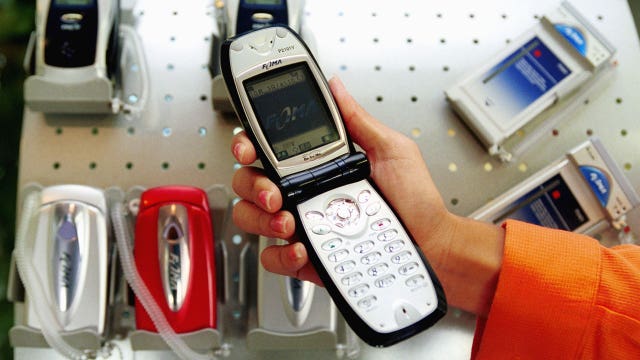 Company will send person back in time to use flip phone for a week and earn $1,000