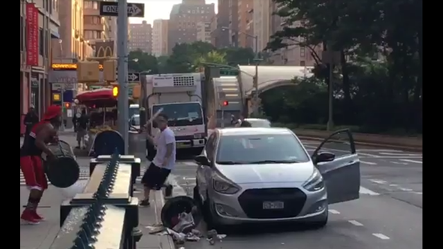 Machete-wielding man fights man with trash can in NYC