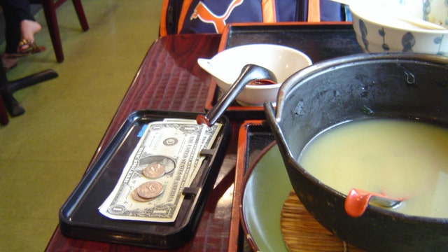 Drunk customer leaves $1K tip, returns next morning to reclaim it