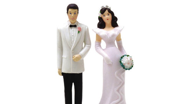 Woman sought for series of wedding thefts
