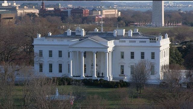 Robbery suspect jumps White House fence