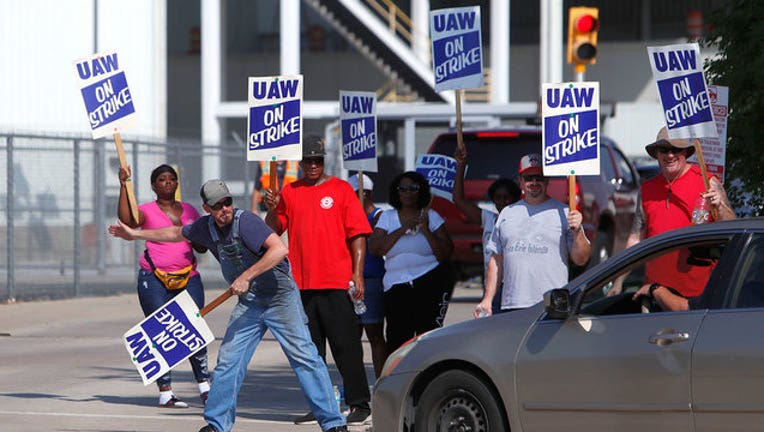 668a5603-UAWStrikers_1569092642957.jpg