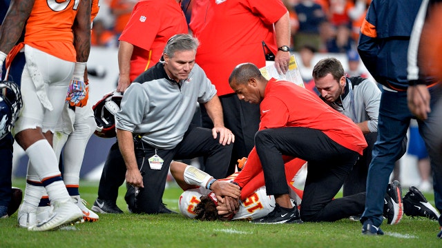 Patrick Mahomes hurts knee in Chiefs' win over Broncos