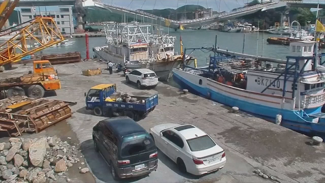 Towering arch bridge collapses in Taiwan