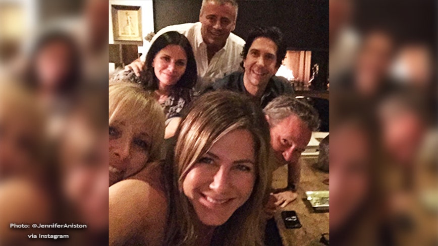 Courteney Cox Jennifer Aniston Faks Porn - Hi Instagram': Jennifer Aniston shares selfie of 'Friends ...