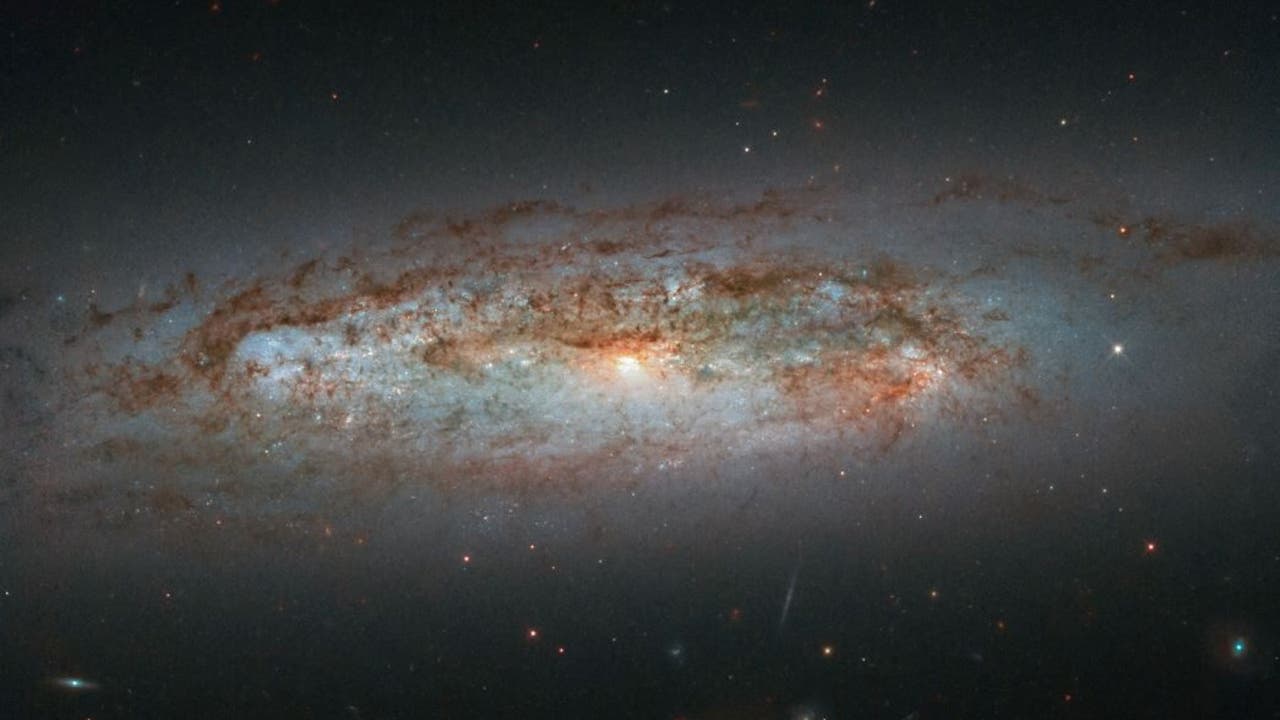 Nasas Hubble Captures Dazzling Distant Galaxy