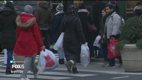 Last-minute Christmas shoppers hit the stores for ‘Super Saturday’