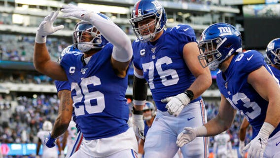 Manning throws 2 TDs, Barkley scores 2, Giants end long skid