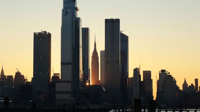 New Amazon lease for NY space renews debate over failed deal