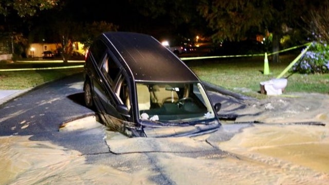 Minivan becomes submerged in hole in Florida retirement community