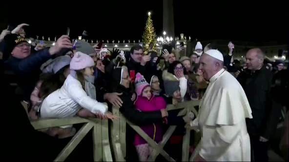 Pope apologizes for slapping hand of woman who pulled him