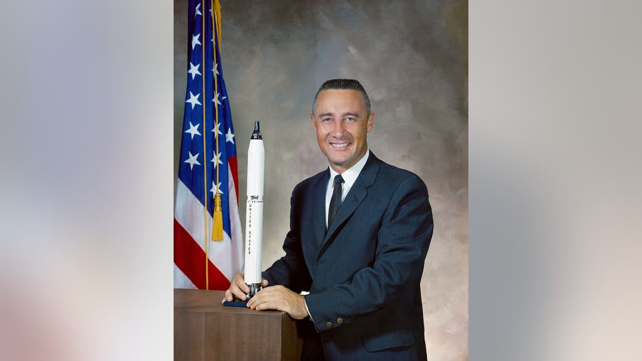 1024px-Virgil_I._Gus_Grissom_portrait.jpg
