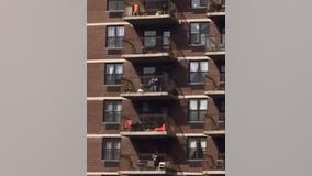 Saxophonist plays “New York, New York” from balcony in Brooklyn