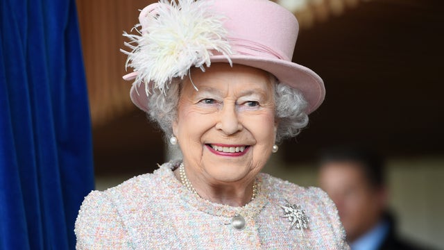 Queen leaves Buckingham Palace with plans for coronavirus quarantine