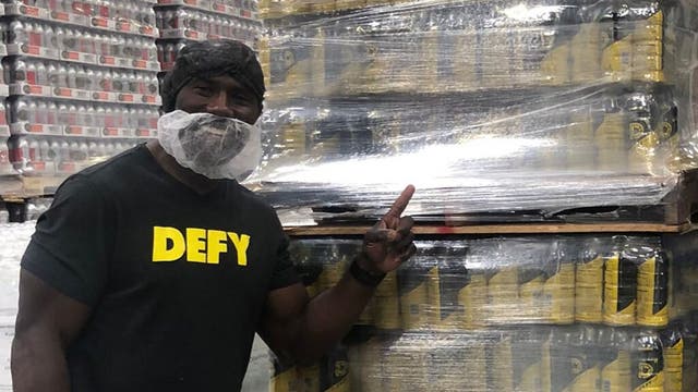 Super Bowl MVP Terrell Davis donates $400K worth of products to Feeding America: 'Leading by example'