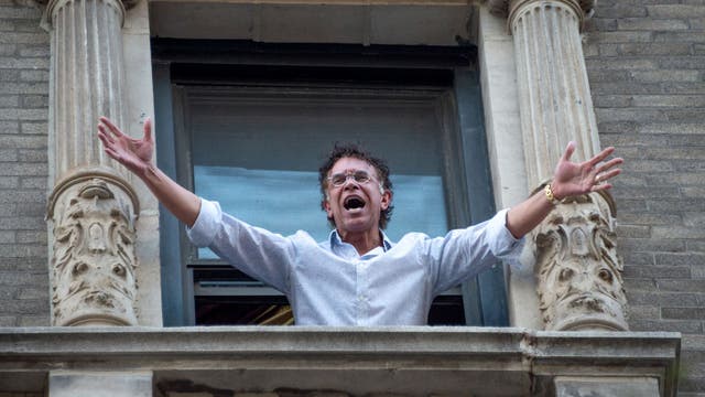 This is his quest: An actor serenades NYC front-line workers