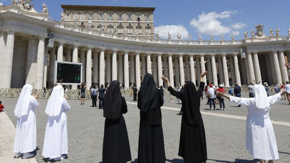 Pope Francis resumes Sunday blessing amid coronavirus pandemic
